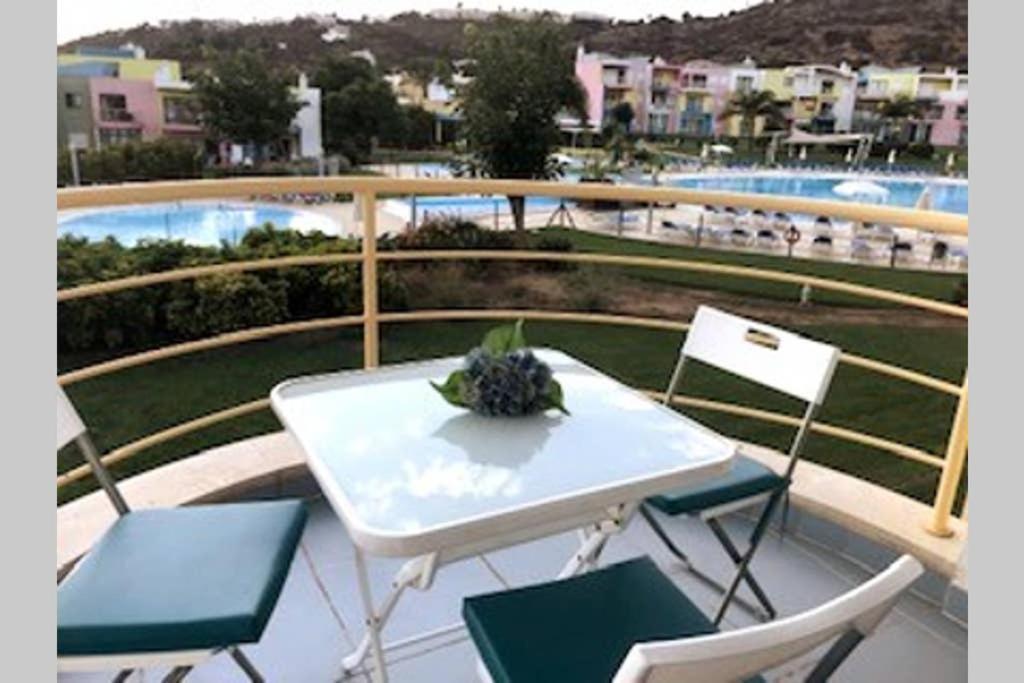 Colorful Cozy Apartment View البوفيرا المظهر الخارجي الصورة